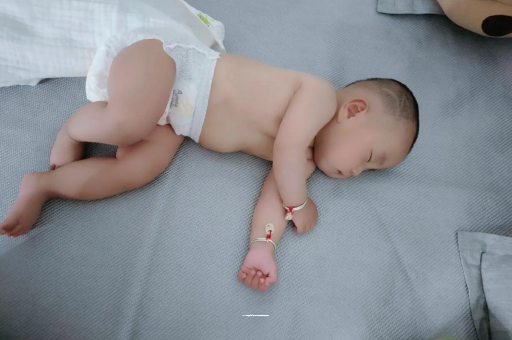 惠州三个月宝宝抬头不稳